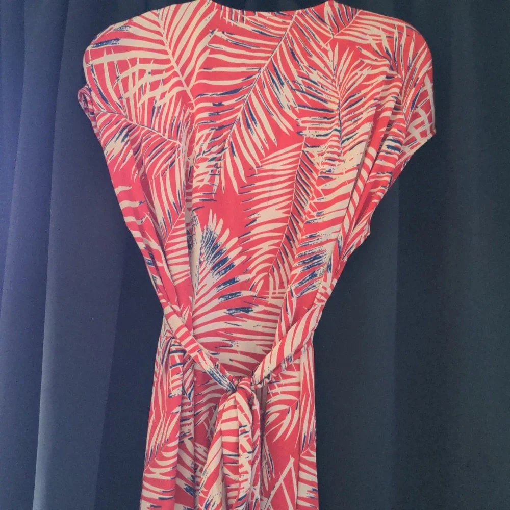 Red Leaf Print Tie Flowy Dress - Picture 6 of 7
